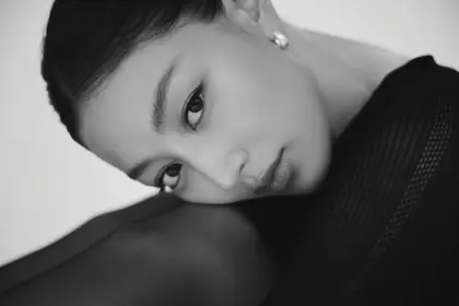 Black-and-white portrait of Jihyo
