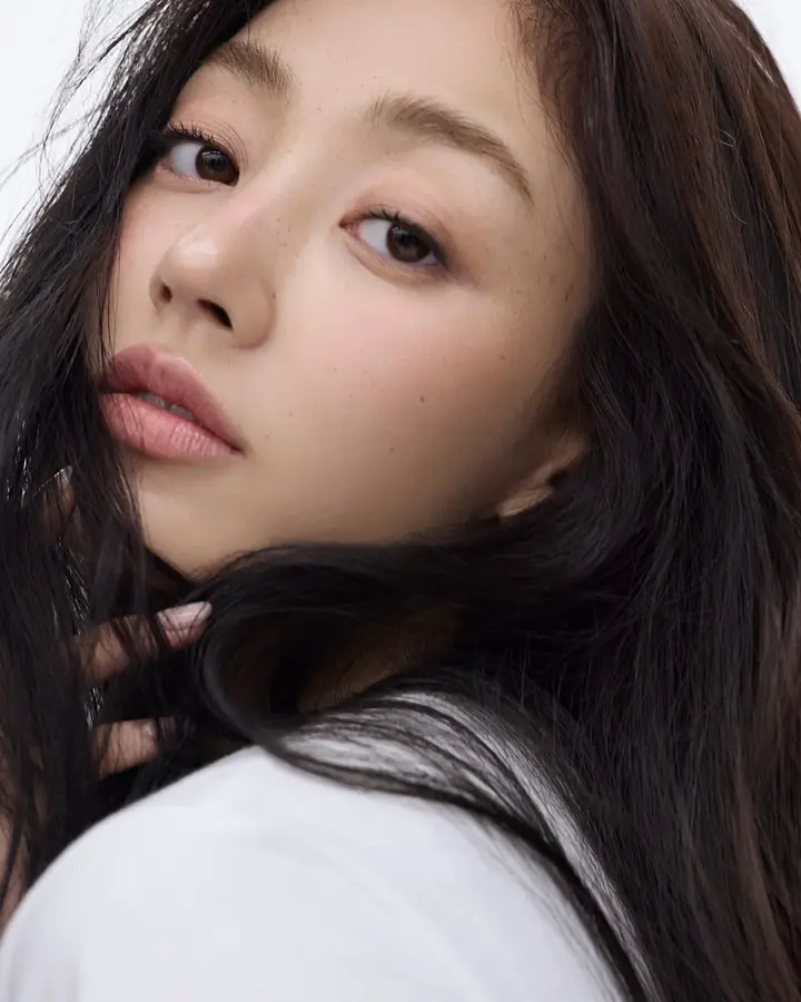 Close-up of Jihyo glancing over her shoulder