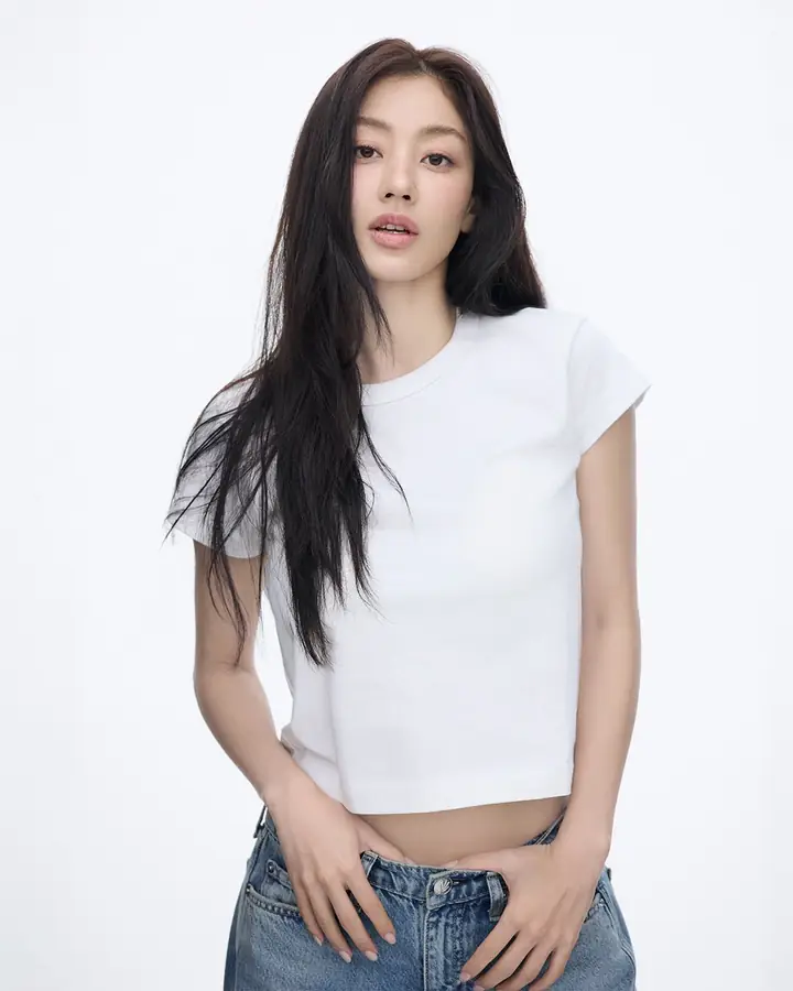 Jihyo in a white t-shirt and low-rise jeans