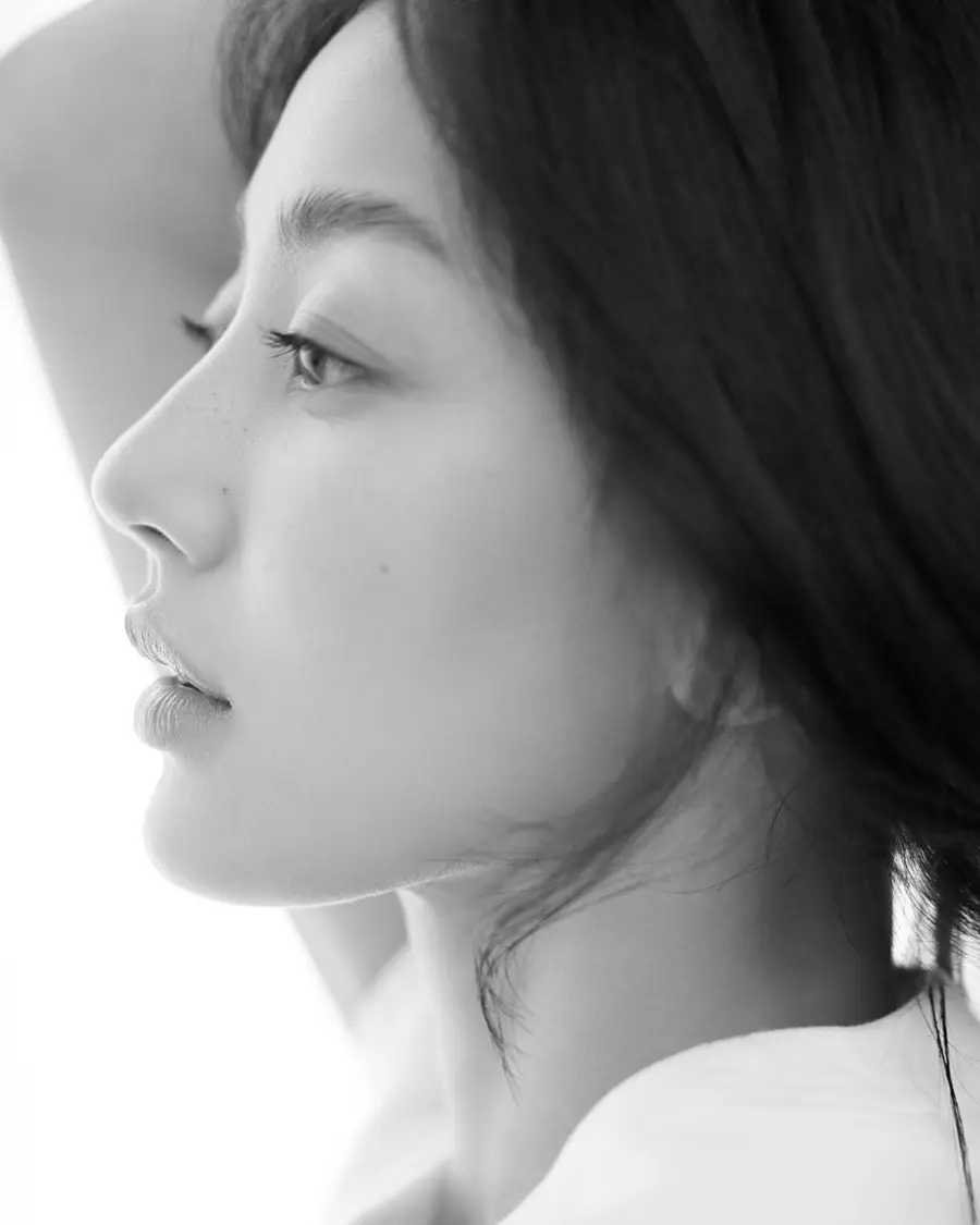 Black-and-white profile of Jihyo with her arm raised behind her head